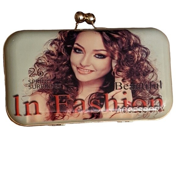 Clutch or Cross body gold chain strap kiss closure novelty and whimsical - Picture 2 of 8